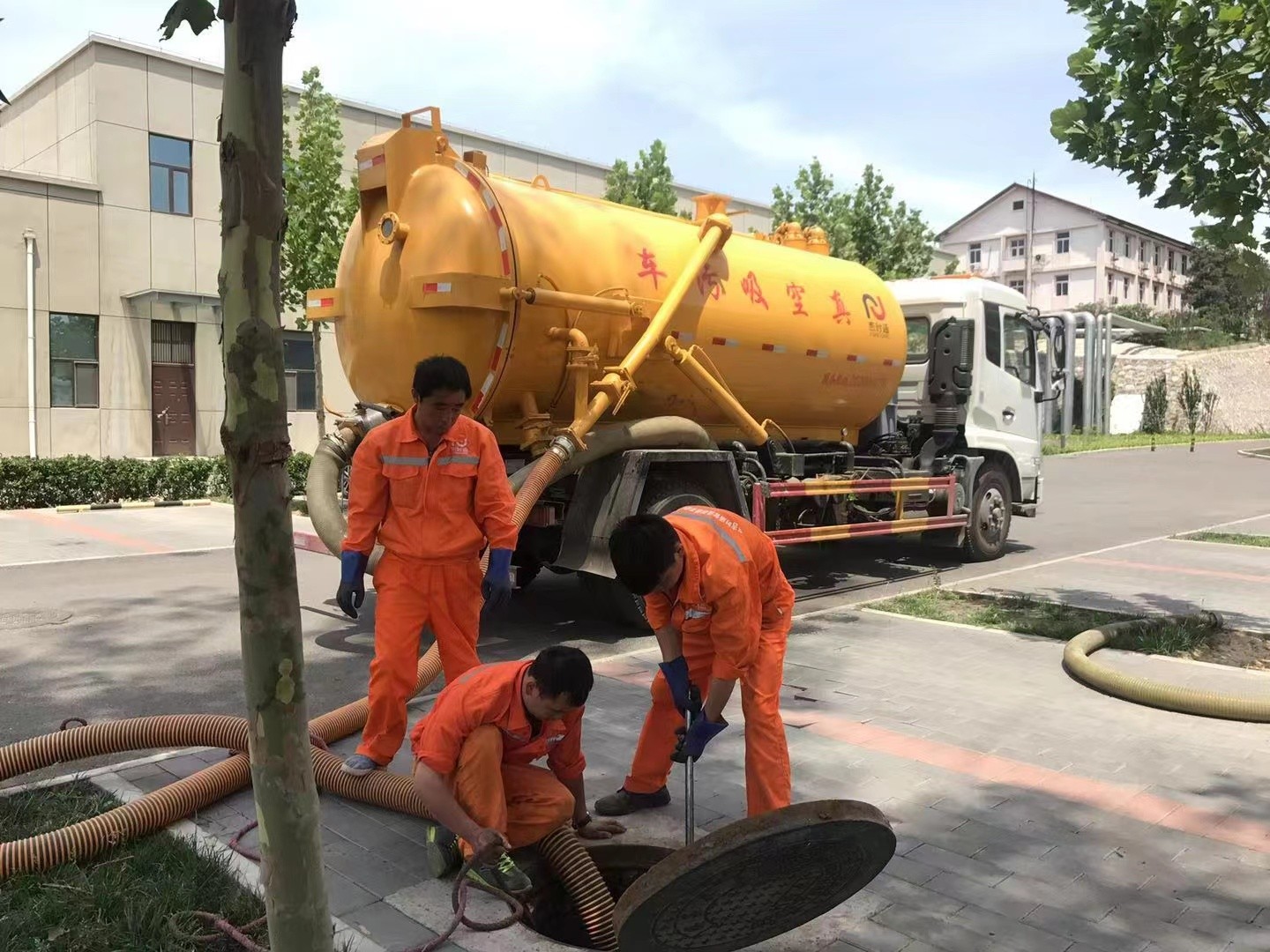 思茅管道疏通车停在窨井附近