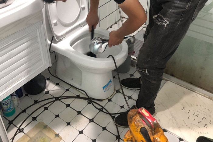 思茅马桶堵塞自己疏通还是找师傅?专业上门服务让你省时更省心